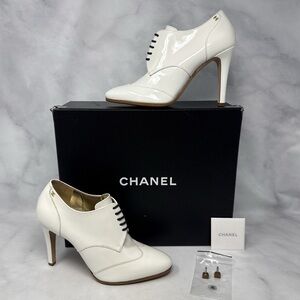 CHANEL Vintage Y2K Patent Leather Lace Up Oxford Stiletto Heeled Ankle Bootie 37